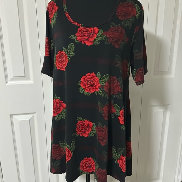 Large Lularoe top with roses 🌹 - Picture 5 of 7